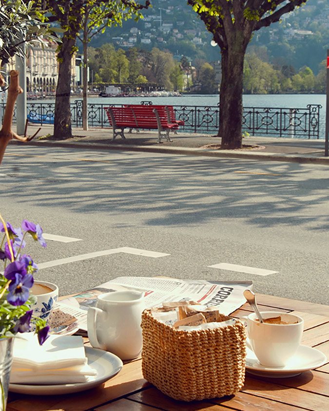 Il lungolago di Lugano davanti al ristorante, con il lago e le montagne